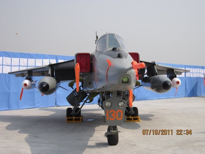 Ngày 8/10/2011, Không quân Ấn Độ đã tổ chức hoạt động kỷ niệm tròn 79 năm thành lập. Trong các hoạt động, Không quân Ấn Độ đã công khai biểu diễn nhiều loại máy bay chiến đấu chủ lực như máy bay trang bị cho tàu sân bay MiG-29K, máy bay chiến đấu MiG-21S, máy bay tấn công Jaguar, máy bay chiến đấu Su-30MKI, máy bay huấn luyện cao cấp kiểu Hawk, máy bay vận tải chiến thuật C-130J. Trong hình là máy bay tấn công Jaguar phiên bản cải tiến của Không quân Ấn Độ